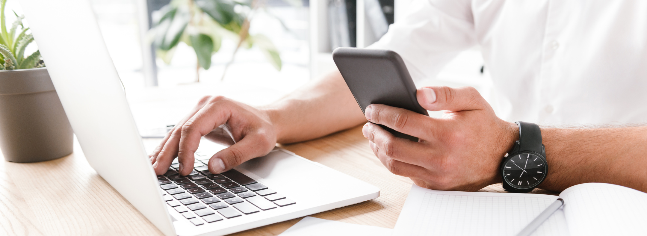 hand holding a phone